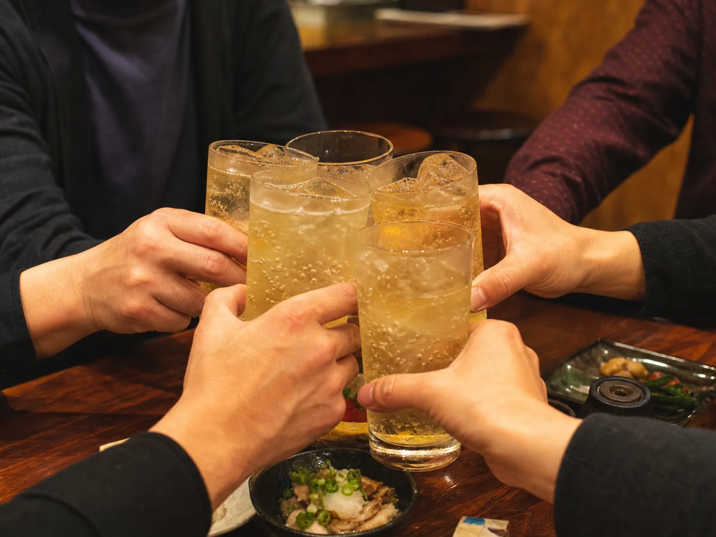 仲間と乾杯するイメージ